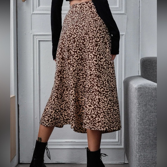 Brand new never worn high rise skirt with slit - Picture 2 of 10